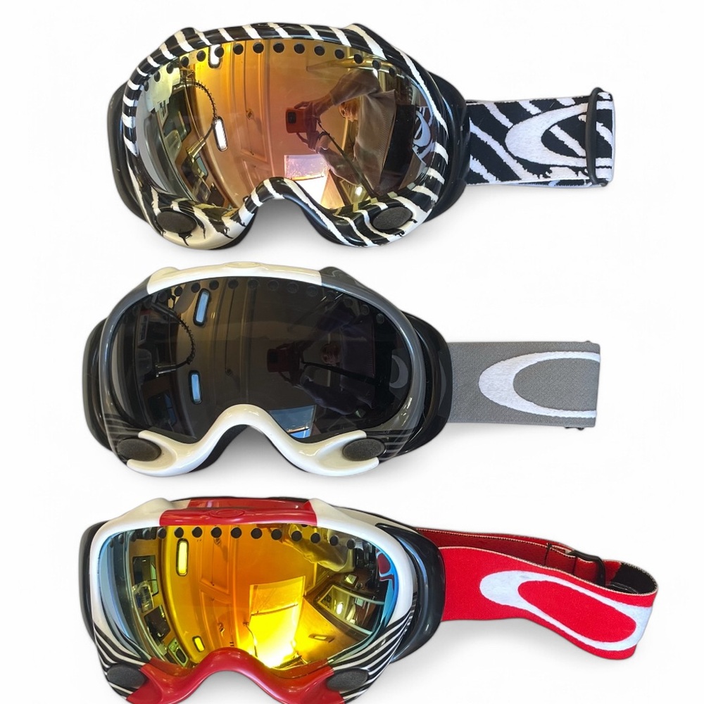 Unisex Oakley goggles. For 3 different weather conditions: sunny, overcast, snow